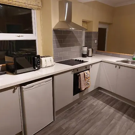 Entire Two Bedroom House In Dom wakacyjny